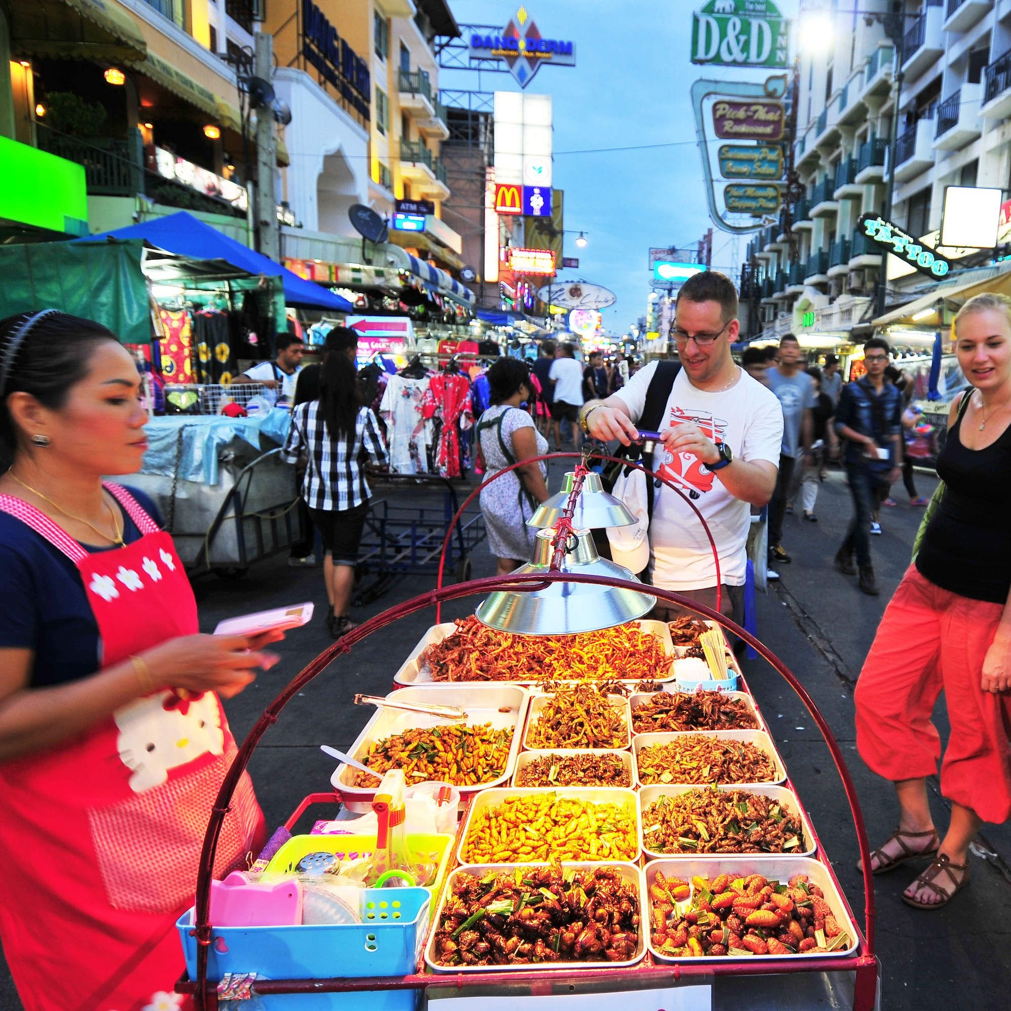 Ночной рынок гуанчжоу. Каосан роуд в Бангкоке. Уличная еда в Китае. Уличная еда в Европе. Гуанчжоу еда уличная.