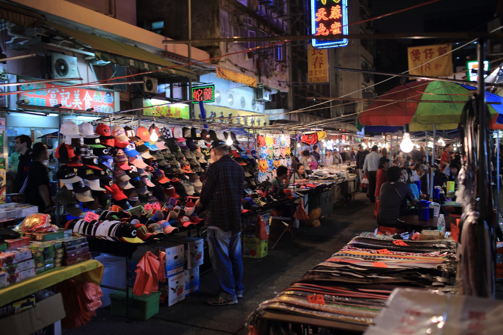 Ночной рынок гуанчжоу. Ночной рынок Темпл стрит Гонконг. Ночной рынок на Темпл-стрит бренды. Гонконг женский рынок. Коллекция ночной рынок.