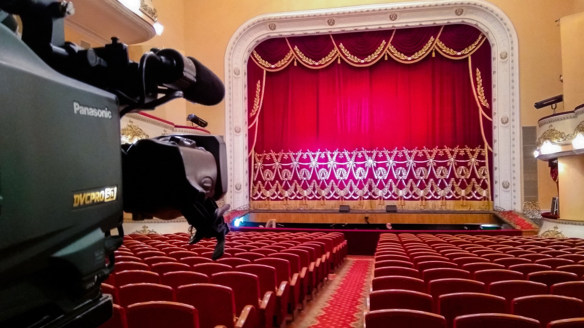 Театр муз комедии г. Новосибирский театр музкомедии зал. Театр музыкальной комедии Екатеринбург зал. Театр музыкальной комедии Новосибирск зал. Зал музкомедии Оренбург внутри 2022.