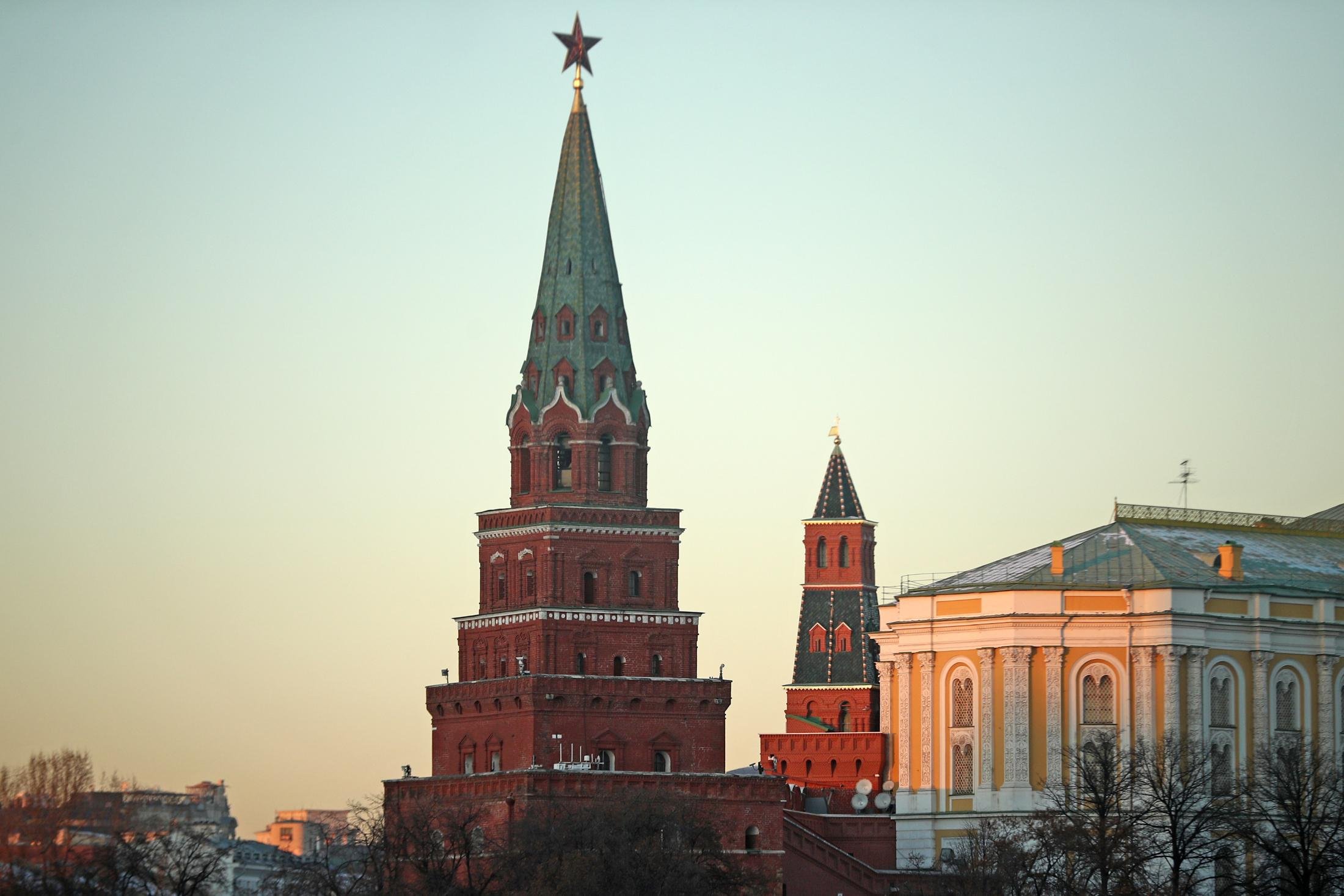 Угловая Арсенальная башня Кремля. Призма кремлевской башни. Кремль ТАСС. Водовозная башня Кремля.
