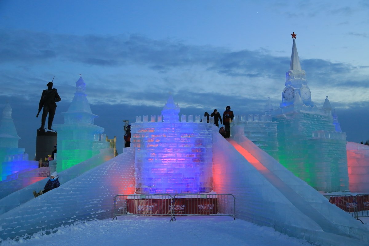 Ледяной город. Ледовая Москва на Поклонной горе. Ледяные горки в Москве на Поклонной горе. Ледяной дворец в Москве на Поклонной горе. Поклонная гора в Москве горки.