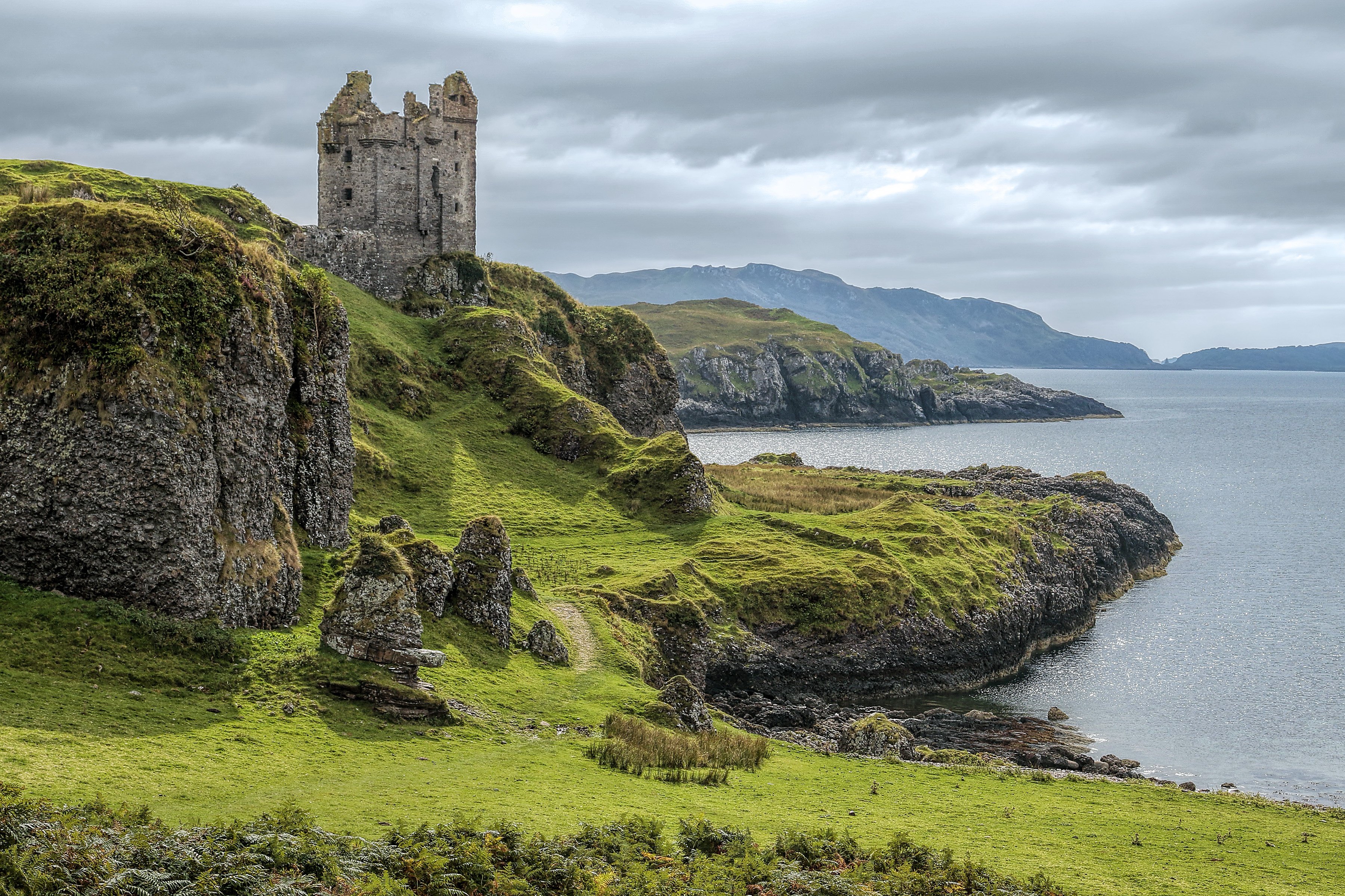 Scotland ireland. Замок Раннох Шотландия. Оркнейские острова Шотландия. Замок Блэкнесс Шотландия. Замки Шотландии Нагорье.