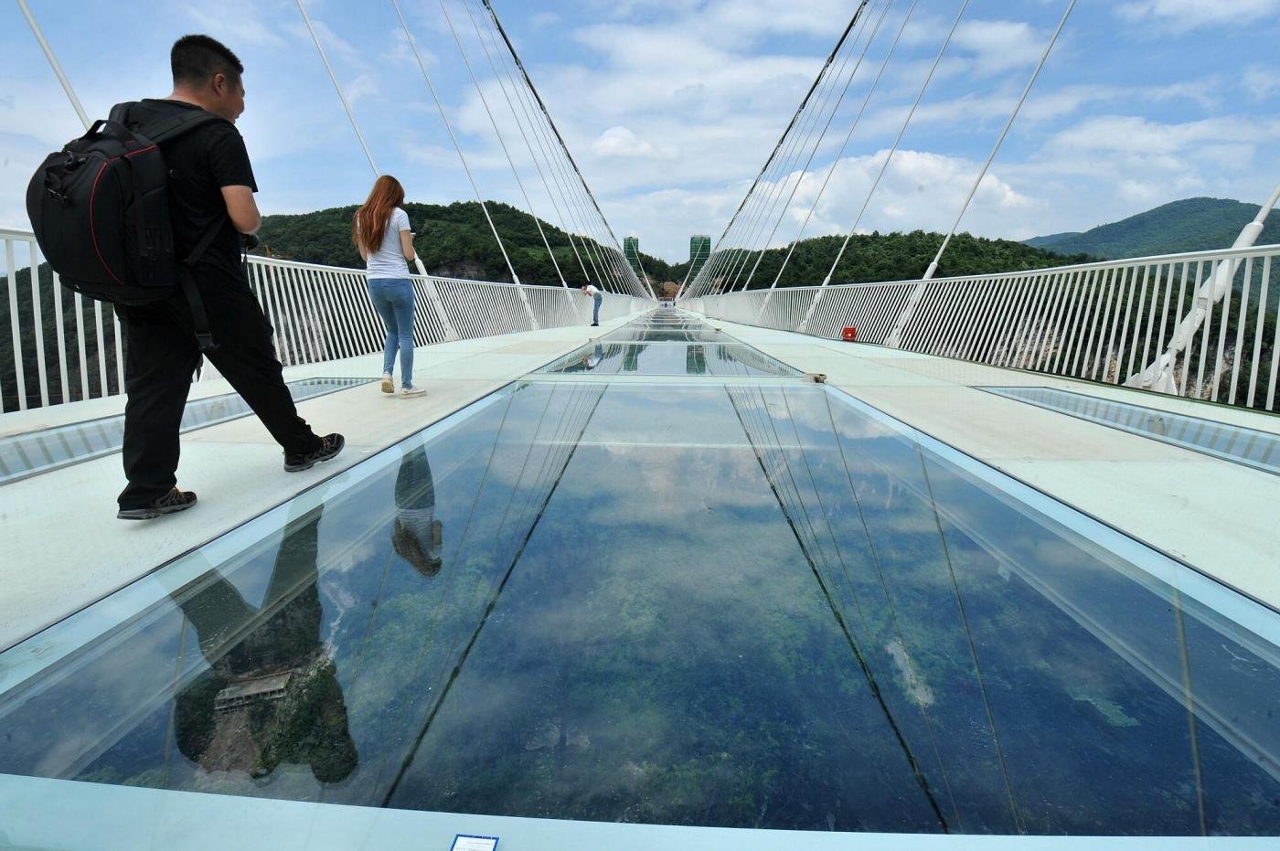 Где стекло. Стеклянный мост Сычуань. Самый высокий стеклянный мост в мире. Стеклянный мост в Китае. Прозрачный мост в Китае.
