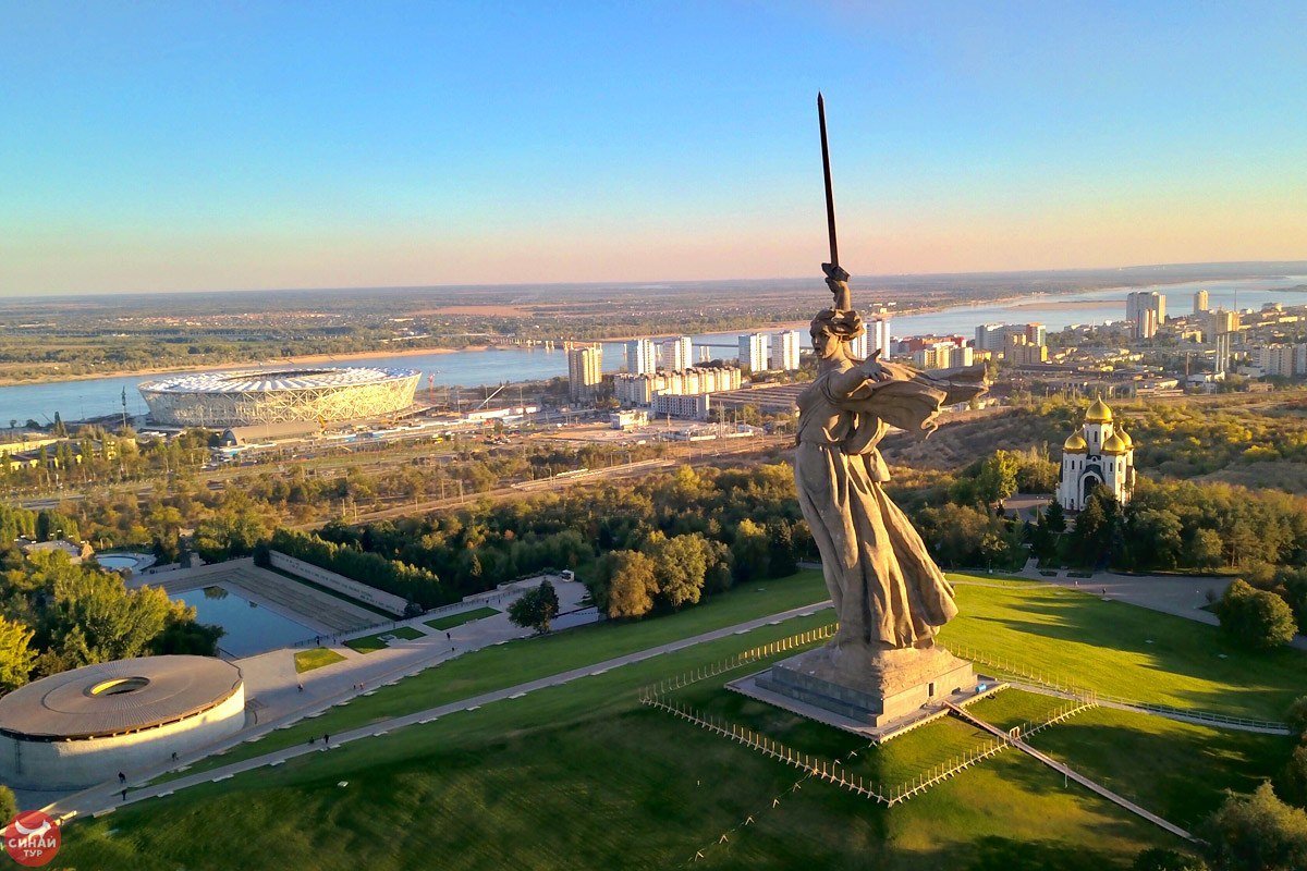 Мамаев курган гостиницы. Волгоград Родина мать Мамаев Курган. Волгоград Мамаев Курган с Волги. Вид на Волгоград с Мамаева Кургана. Волгоград Родина мать с Волги.