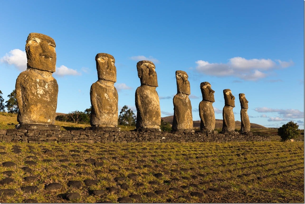 Каменные статуи острова пасхи страна. Каменные статуи Моаи остров Пасхи Чили. Моаи на острове Пасхи. Остров Пасхи статуи Моаи. Моаи Стоун на острове Пасхи.