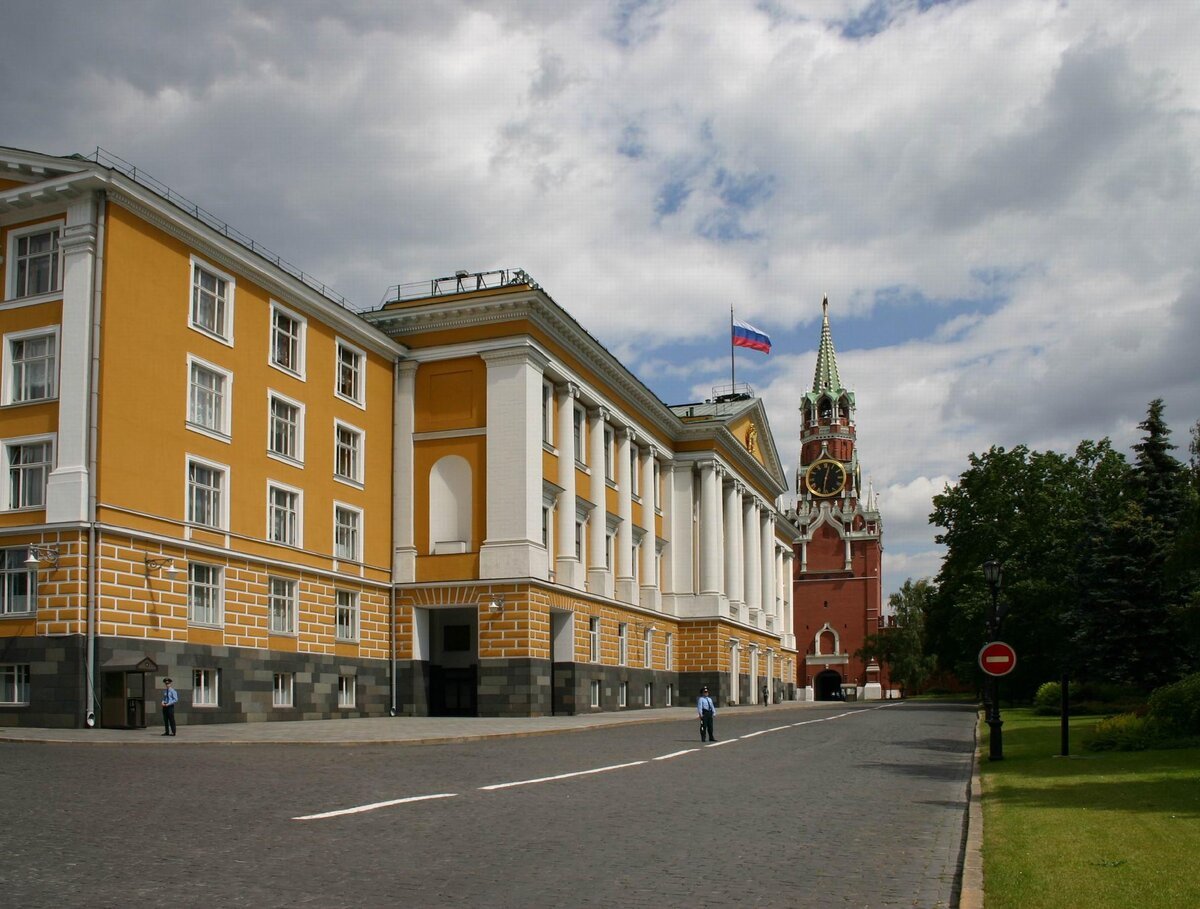 Кремлевский корпус. 14-Й корпус Московского Кремля. 14 Корпус Кремля школа ВЦИК. Сенатский дворец — рабочая резиденция президента России.. Сенатский дворец 14-й корпус.