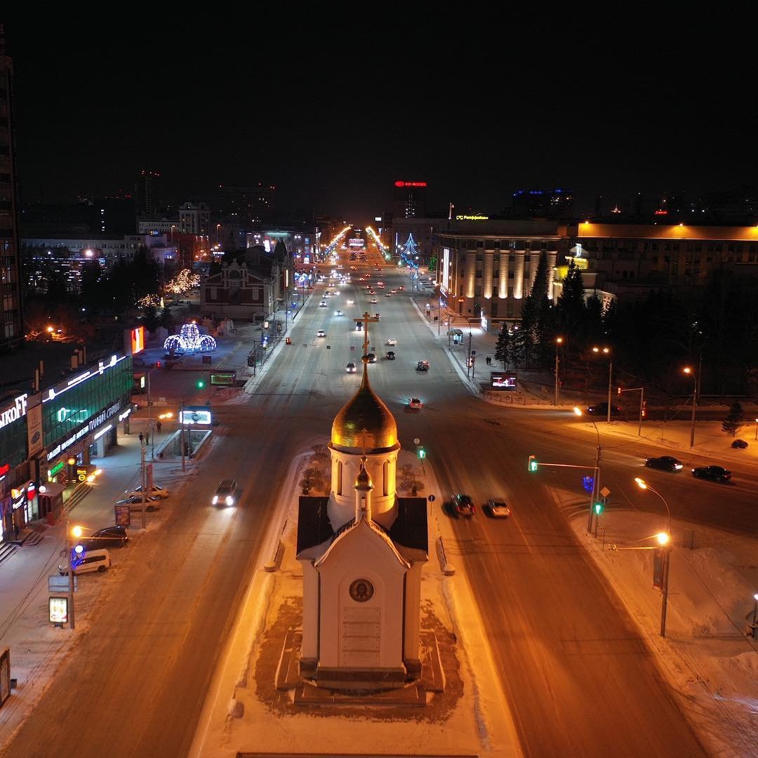 Красный проспект самый. Красный проспект Новосибирск. Ночной Новосибирск красный проспект. Новосибирск красный проспект вечером. Красный проспект Новосибирск самая длинная улица в мире.
