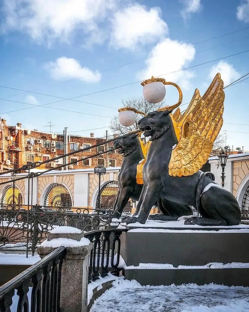 Грифоны банковского моста в Санкт-Петербурге. Гриффонры на банкогвском мосту в Санкт-Петербурге. Питер банковский мост Грифоны. Канал Грибоедова банковский мост Санкт-Петербург.