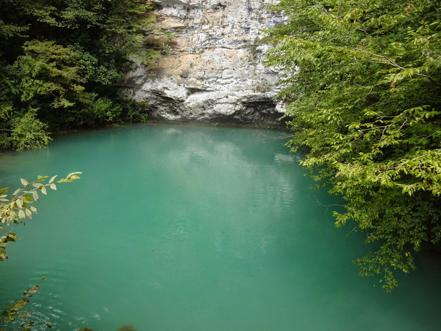 Голубые абхазии. Голубое озеро Рица Абхазия. Голубое озеро и Юпшарский каньон. Абхазия голубое озеро каньон. Голубое озеро Абхазия водопад.