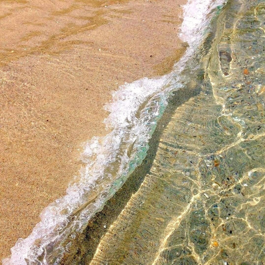 Море блестит