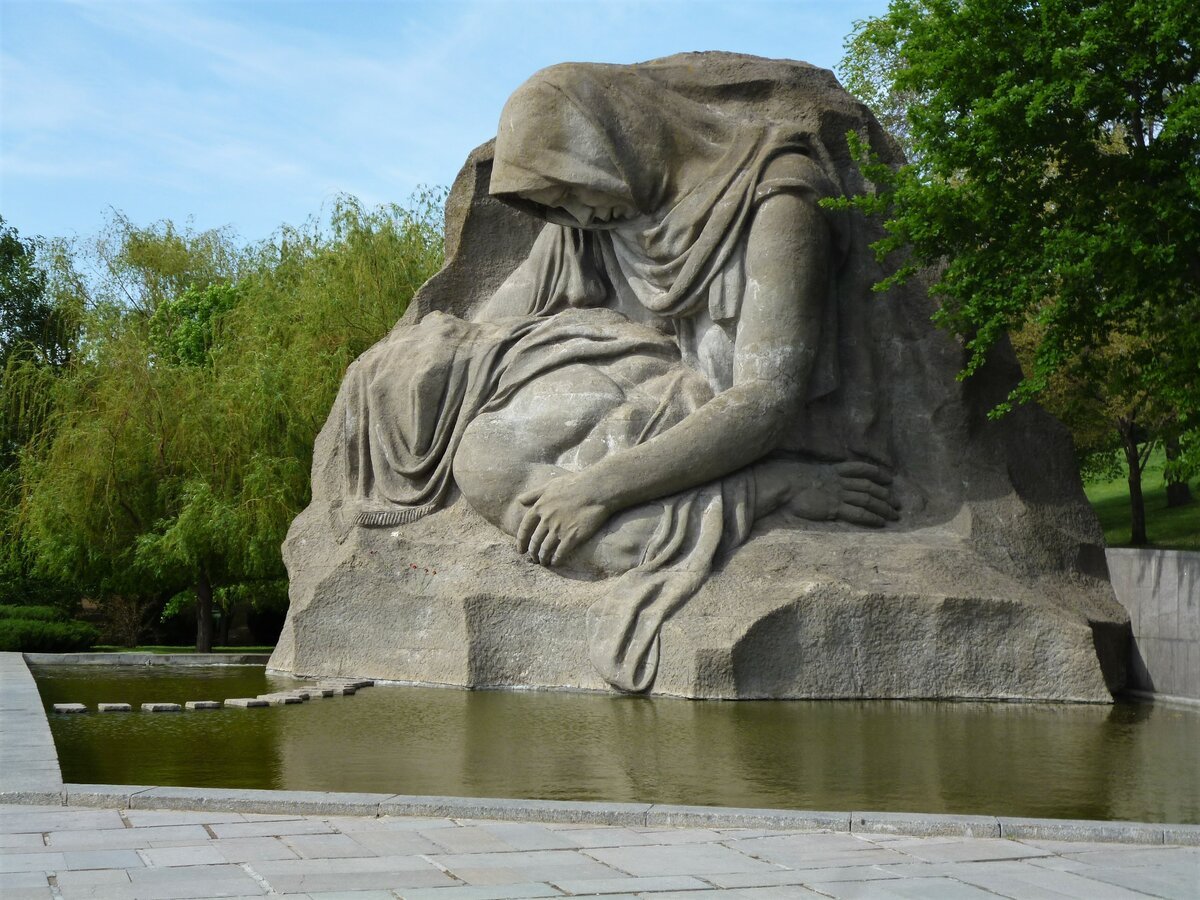 Мать скорби памятник. Площадь скорби на Мамаевом Кургане. Мамаев Курган Волгоград озеро слез. Площадь скорби на Мамаевом Кургане в Волгограде. Скорбь матери на Мамаевом Кургане.