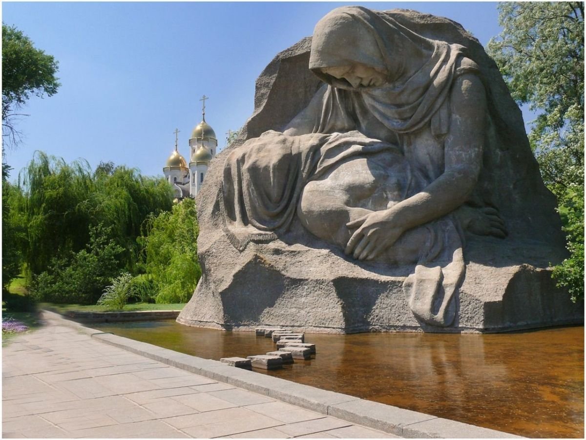 Комплекс скорбящей матери в каком городе. Монумент Скорбящая мать Волгоград. Площадь скорби на Мамаевом Кургане. Мамаев Курган Волгоград скорбь матери. Площадь Скорбящей матери Мамаев Курган.