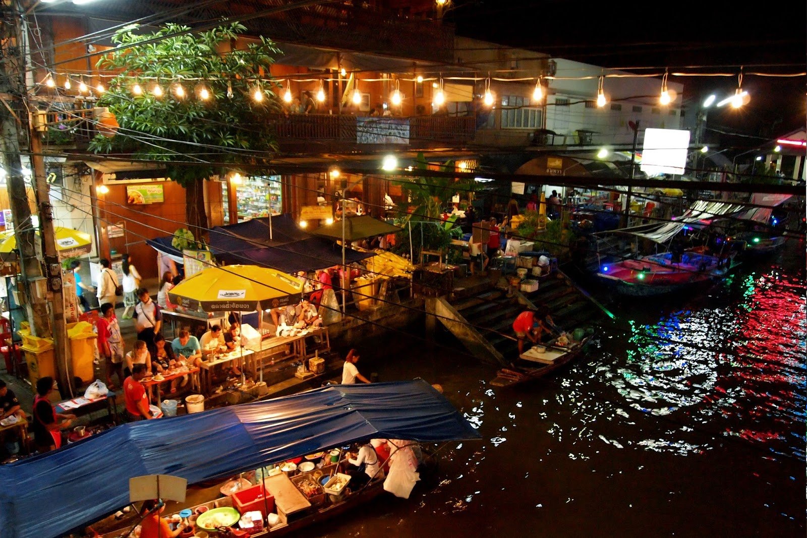 Вода в бангкоке. Плавучий рынок Ампхава. Дамноен Садуак Бангкок. Плавучий рынок в Бангкоке. Плавучий рынок в Паттайе 2023.