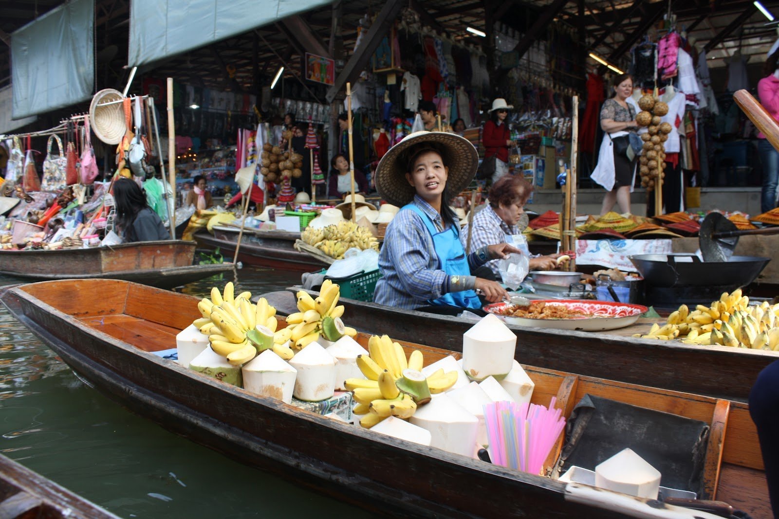 Фрукты в бангкоке. Плавучий рынок Дамноен Садуак. Дамноен Садуак Таиланд. Плавучий рынок в Бангкоке. Плавучий рынок в Тайланде.