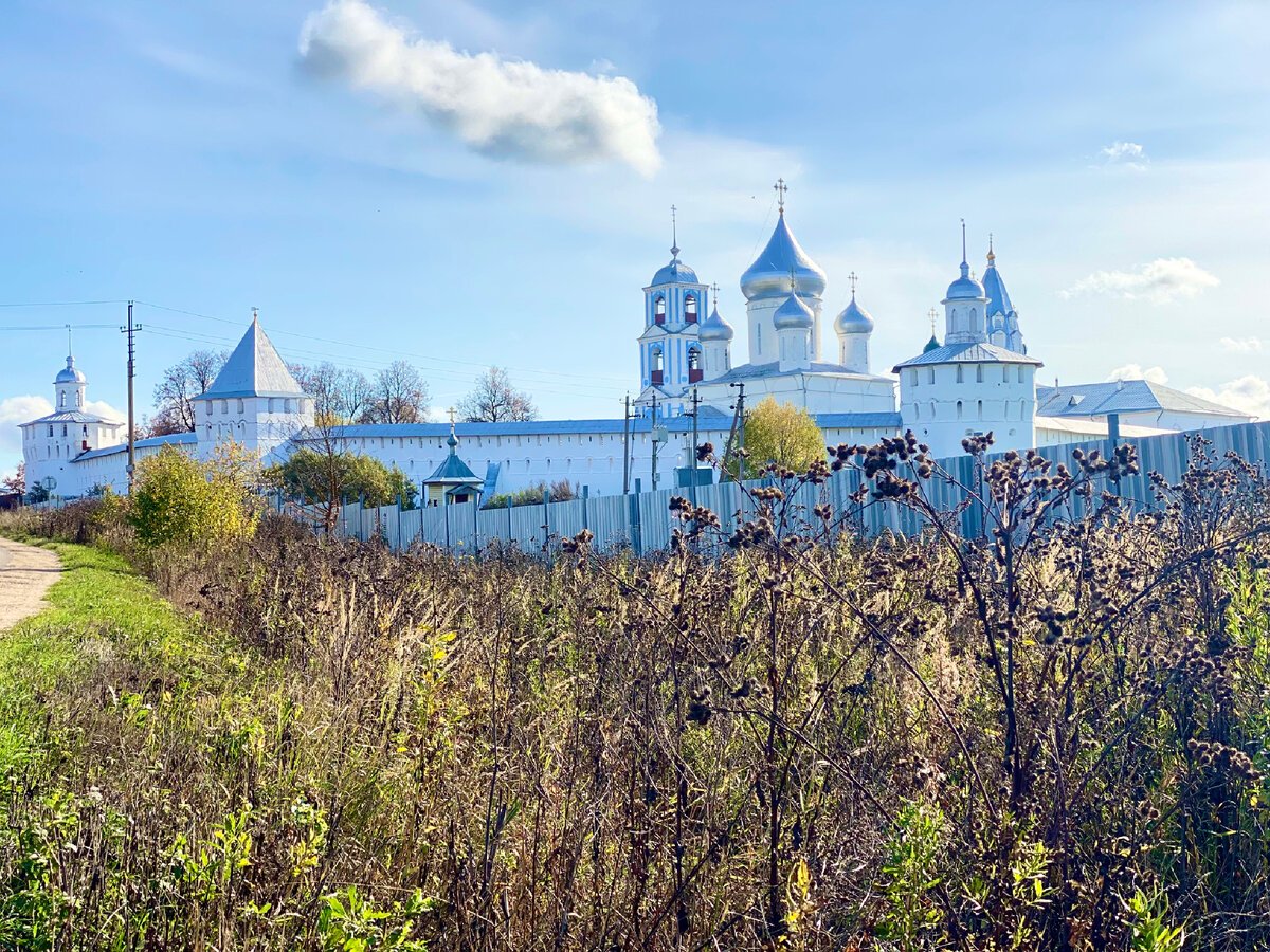 Ростов переяславль. Никитский монастырь Переславль-Залесский. Никитский монастырь Переславль. Плещеево озеро и Никитский монастырь. Федоровский монастырь в Переславле-Залесском.