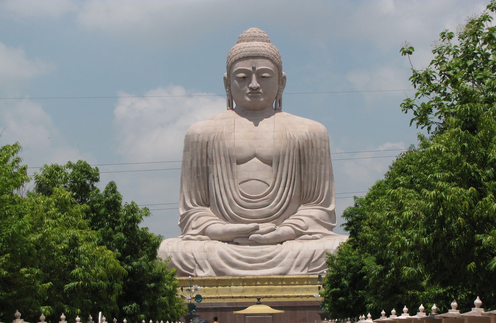 Код на будду. Статуя Будды Бодхгая. Будда Шакьямуни статуя в Индии. Будда Гаутама в храме. Храм Шакьямуни Будда Гайя.