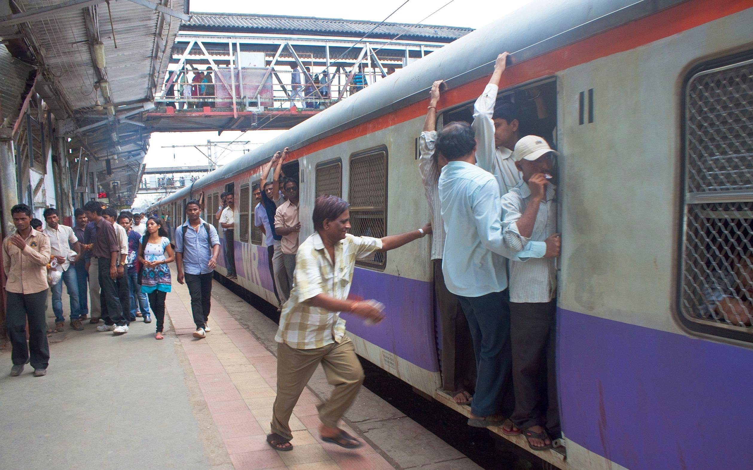 Сколько человек на станции. Поезда Индии в Мумбаи. Электрички Мумбай. Железная дорога Мумбай. Электричка в Мумбаи.