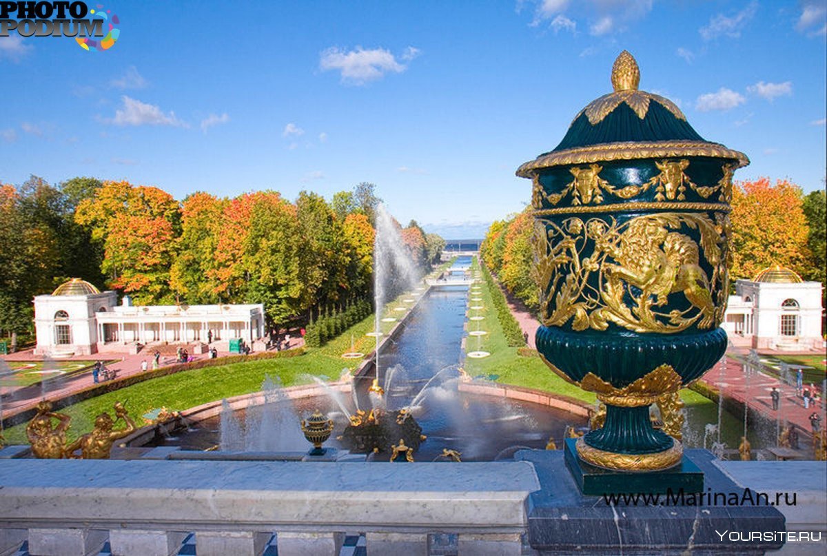 Петродворец в Петергофе осень