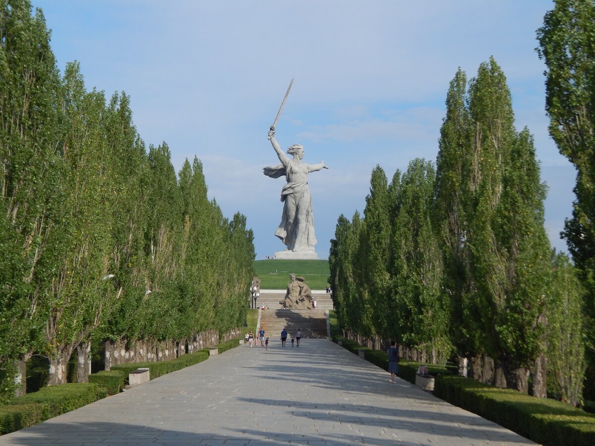 Мемориальный комплекс Мамаев Курган. Аллея пирамидальных тополей Мамаев Курган. Мамаев Курган Волгоград. Мемориальный комплекс Мамаев Курган города Волгоград.