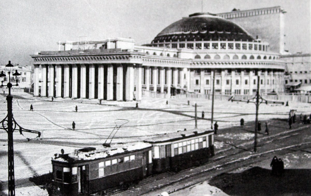 Старые фото новосибирска. Оперный театр Новосибирск в 1950. Новосибирский оперный театр в СССР. Площадь Ленина Новосибирск 1945. Оперный театр Новониколаевск.