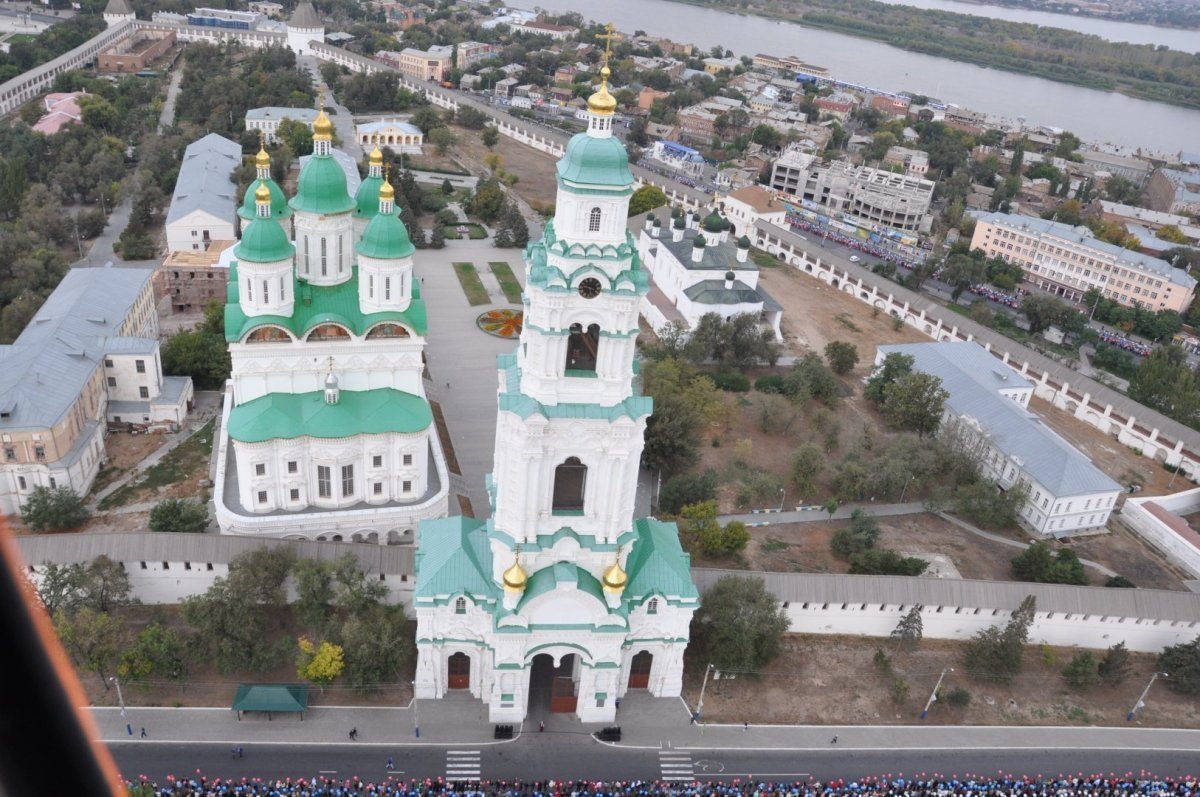 Белый город астрахань. Астраханская область Астраханский Кремль. Астрахань Кремль вид сверху. Астрахань Кремль Лотос. Астраханский Успенский собор сверху.