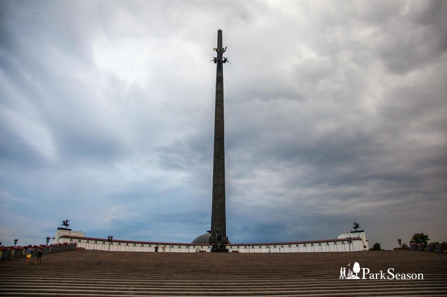 Памятник победы на горе. Обелиск на Поклонной горе в Москве. Поклонная гора монумент Победы.