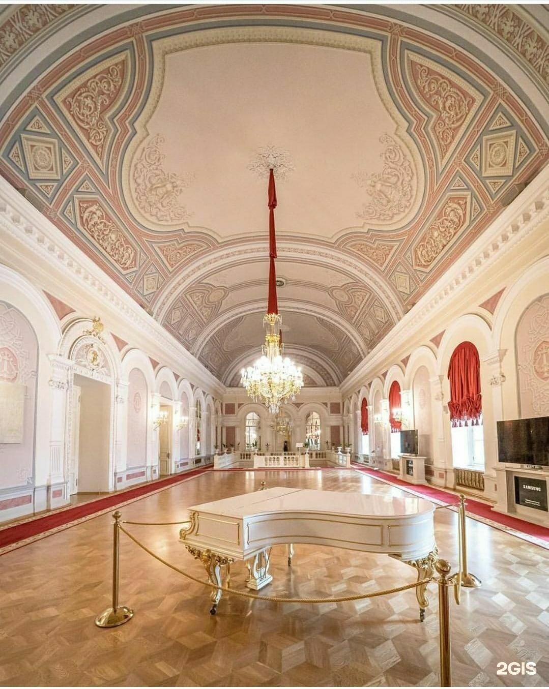 Белое фойе большого театра