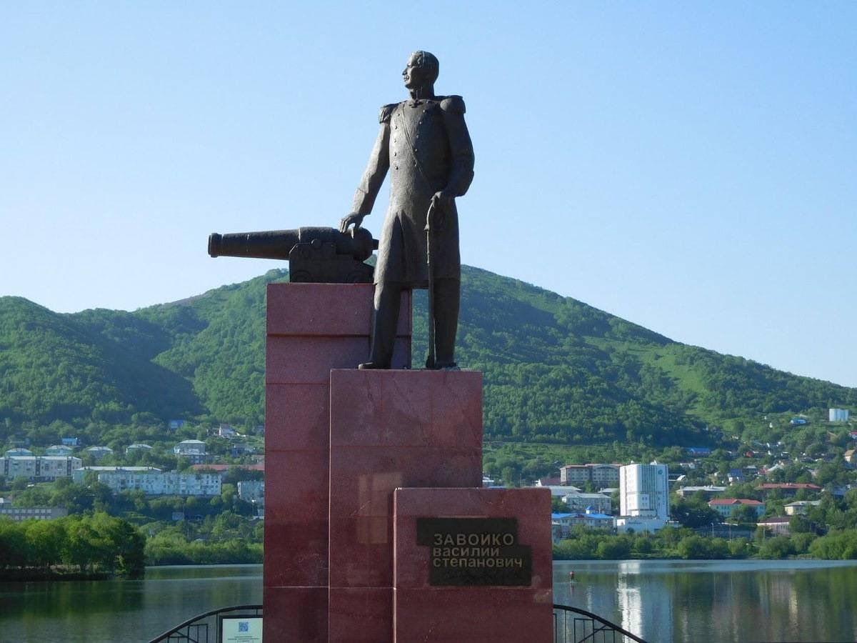 Замки петропавловск камчатский. Памятник Завойко в Петропавловске Камчатском. Центр Петропавловск Камчатский памятник Завойко.