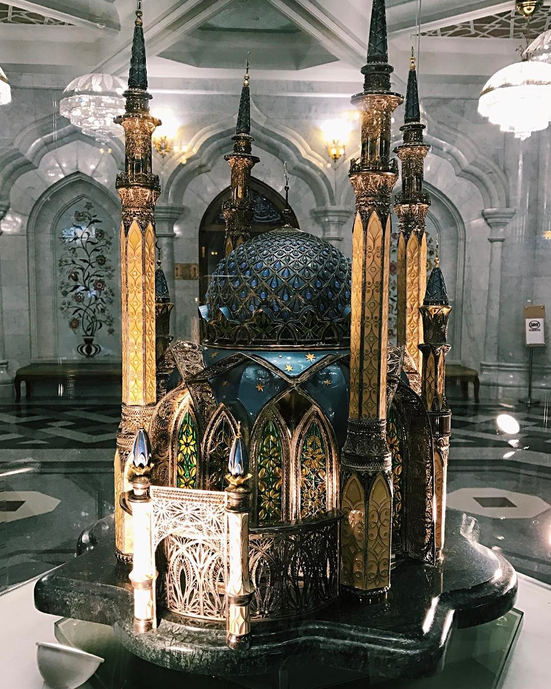 Внутрь мечети кул Шариф