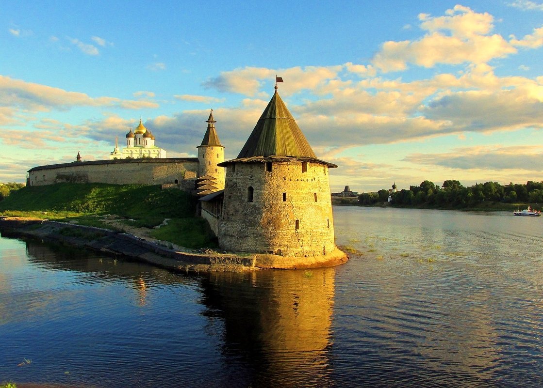 Средний город псков. Кутекрома башня Псковского Кремля. Псковский Кремль Псков. Плоская башня Псков. Псковский Кремль башни.