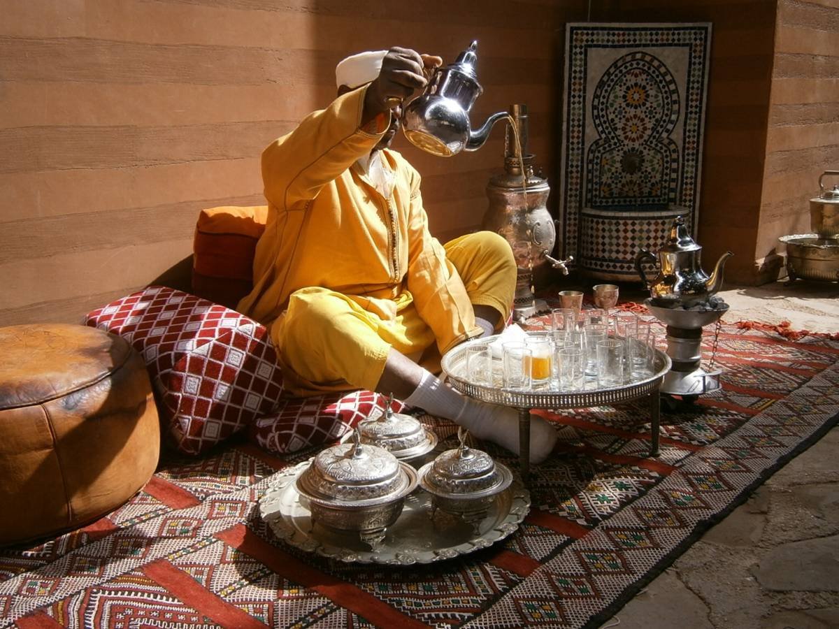 Марокко бедуины чай. Марокканский чай в Марокко. Чайные традиции Марокко. Бедуинский чай ОАЭ.