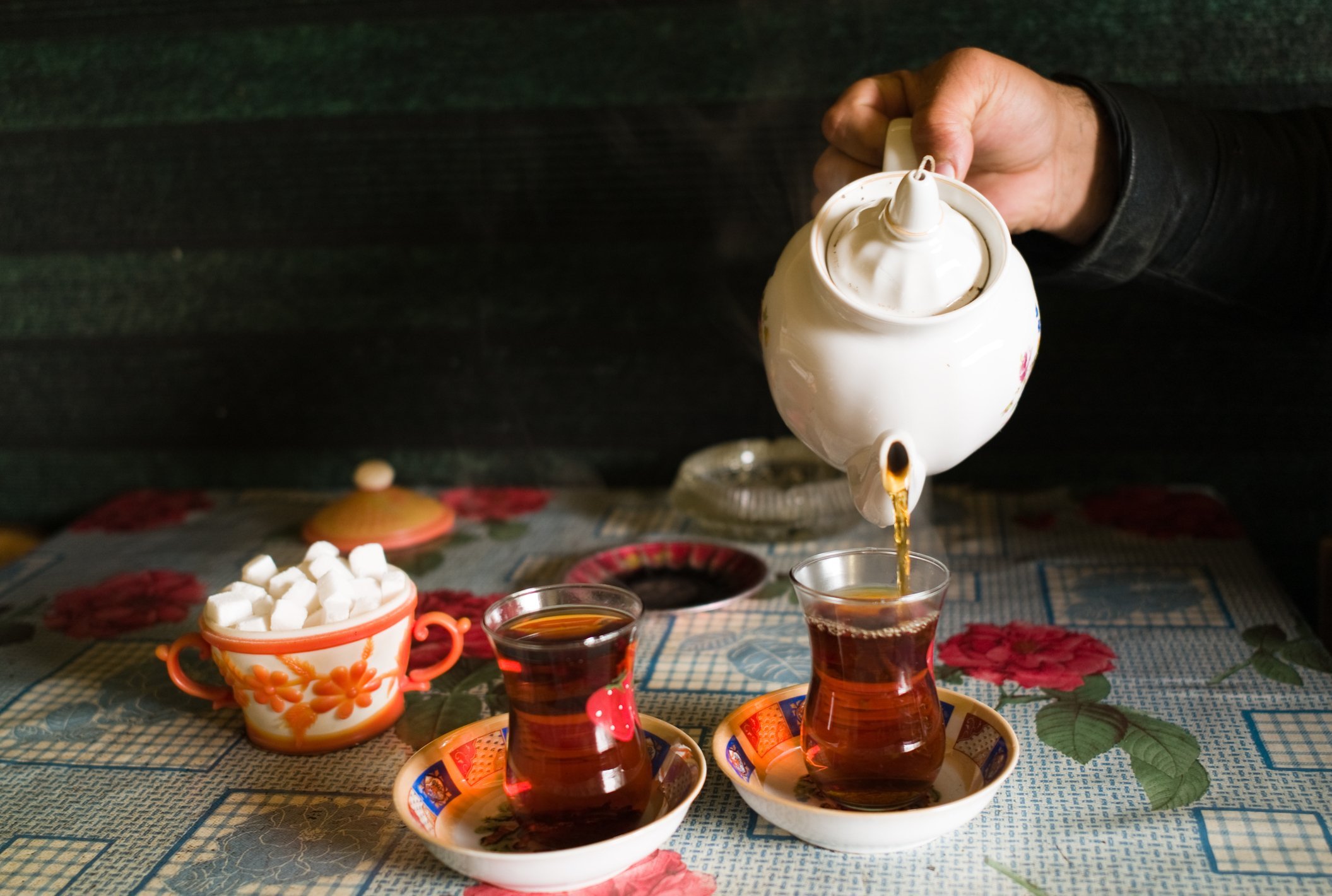 Турки пьют чай. Чайные церемонии разных народов. Чайная церемония в Индии. Традиции чаепития. Индийское традиционное чаепитие.