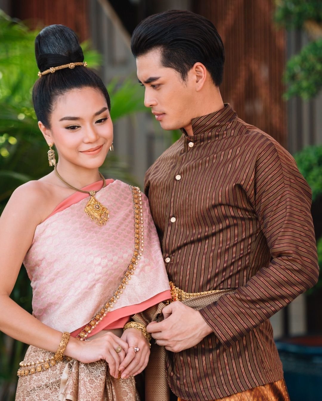 Тайцы одежда. Тайланд традиционный костюм. Тайская Национальная одежда. Тайские Наряды традиционные. Тайский национальный костюм мужской.