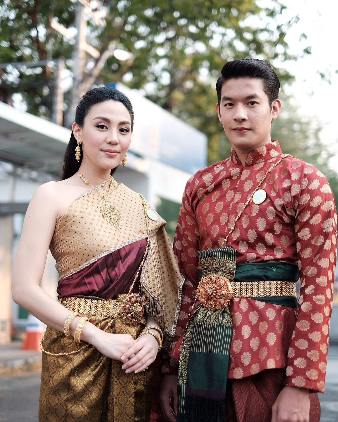 Тайцы одежда. Тайланд традиционный костюм. Национальные костюмы Таиланда панунг. Тайский панунг. Тайцы национальный костюм.