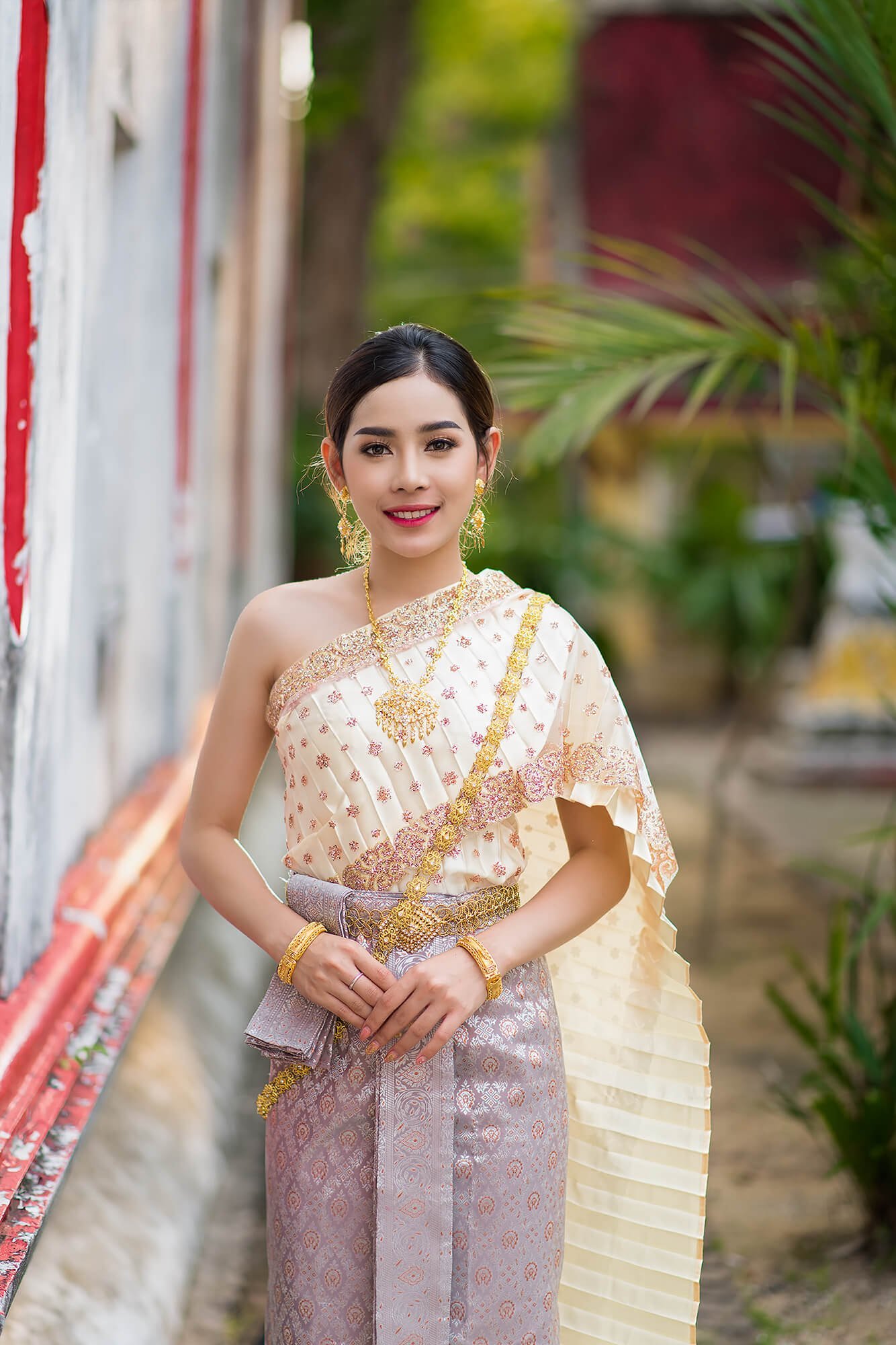 Женские тай. Национальный костюм Таиланда. Таиланд традиционная одежда. Традиционный тайский костюм. Национальная одежда Тайланда.