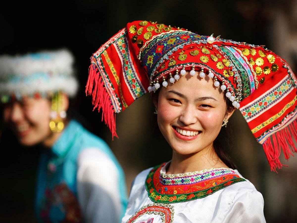 Национальность культуры. Чжуаны народ в Китае. Национальный костюм народа Мяо Китай. Этнический головной убор.