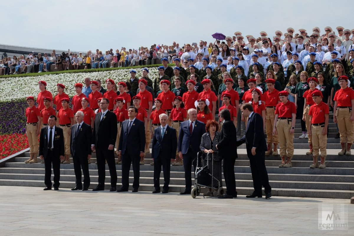 Поклонная гора памятник знамена