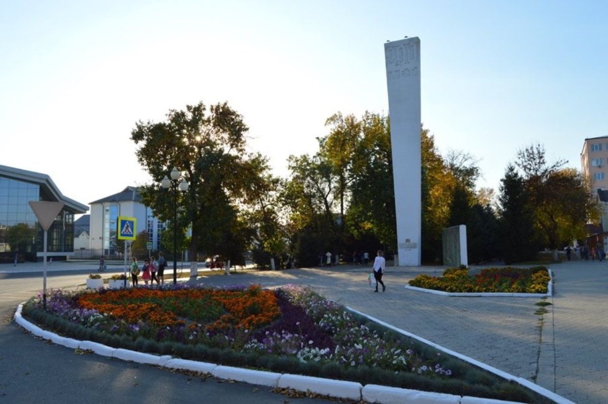 Прохладный кбр. Город Прохладный Кабардино-Балкария. Поселок Прохладный Кабардино-Балкария. Прохладный парк Прохладный Кабардино-Балкария. Стелла Прохладный КБР.