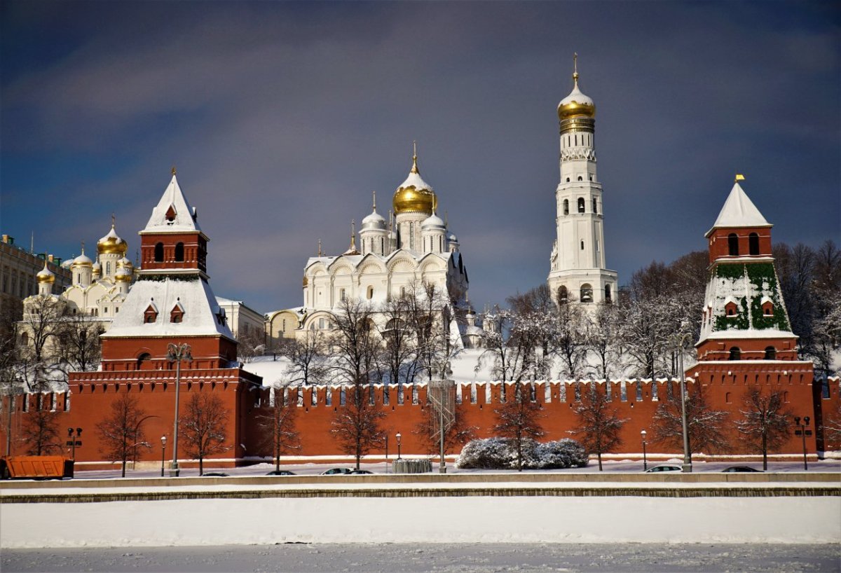 Территория Московского Кремля зимой