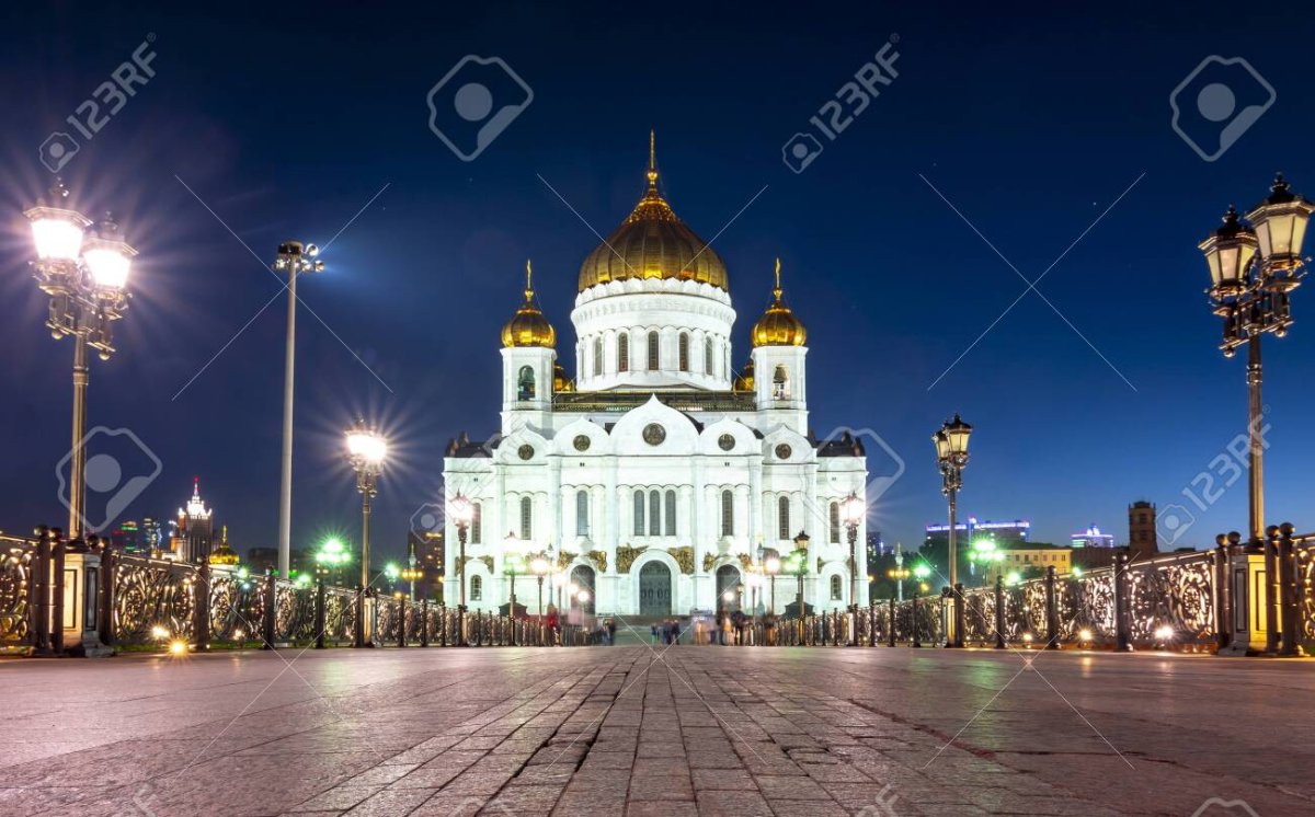 Москва напротив храма Христа Спасителя