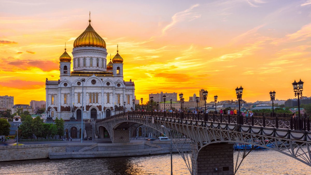 Храм Христа Спасителя в Москве закат