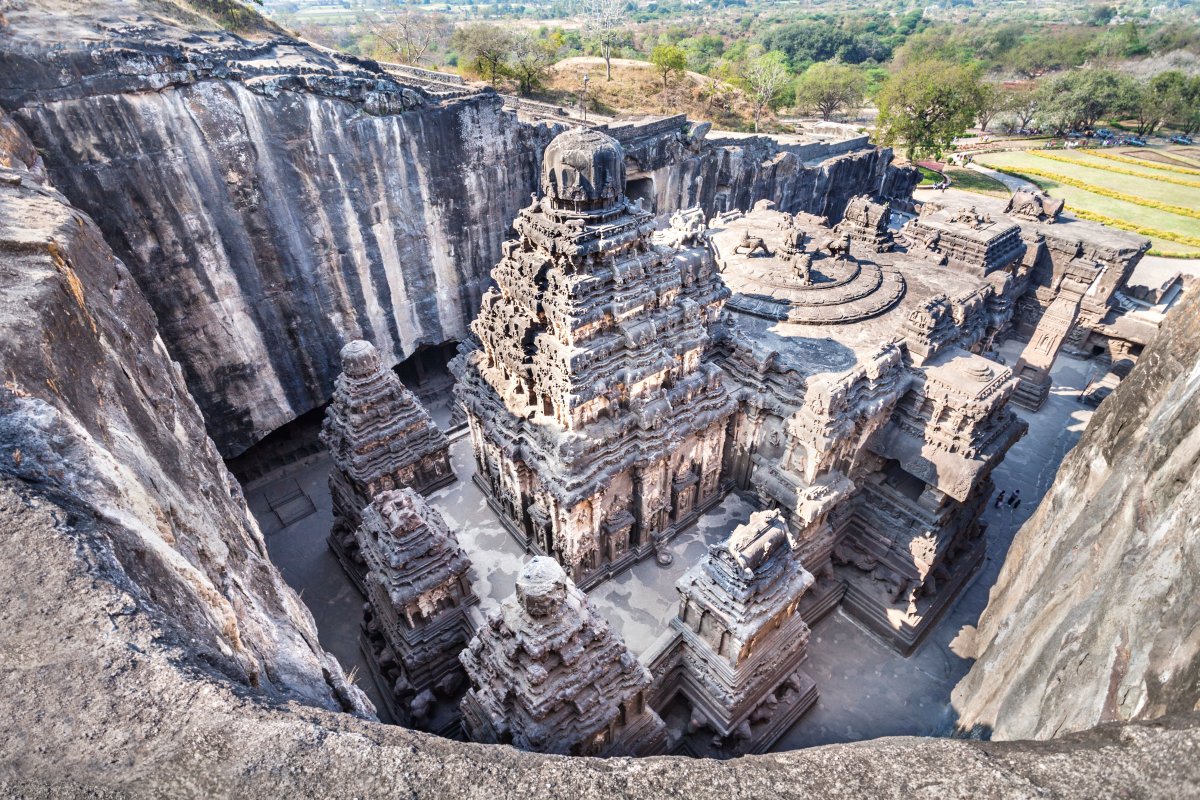 Храм в индии вырубленный из целой скалы