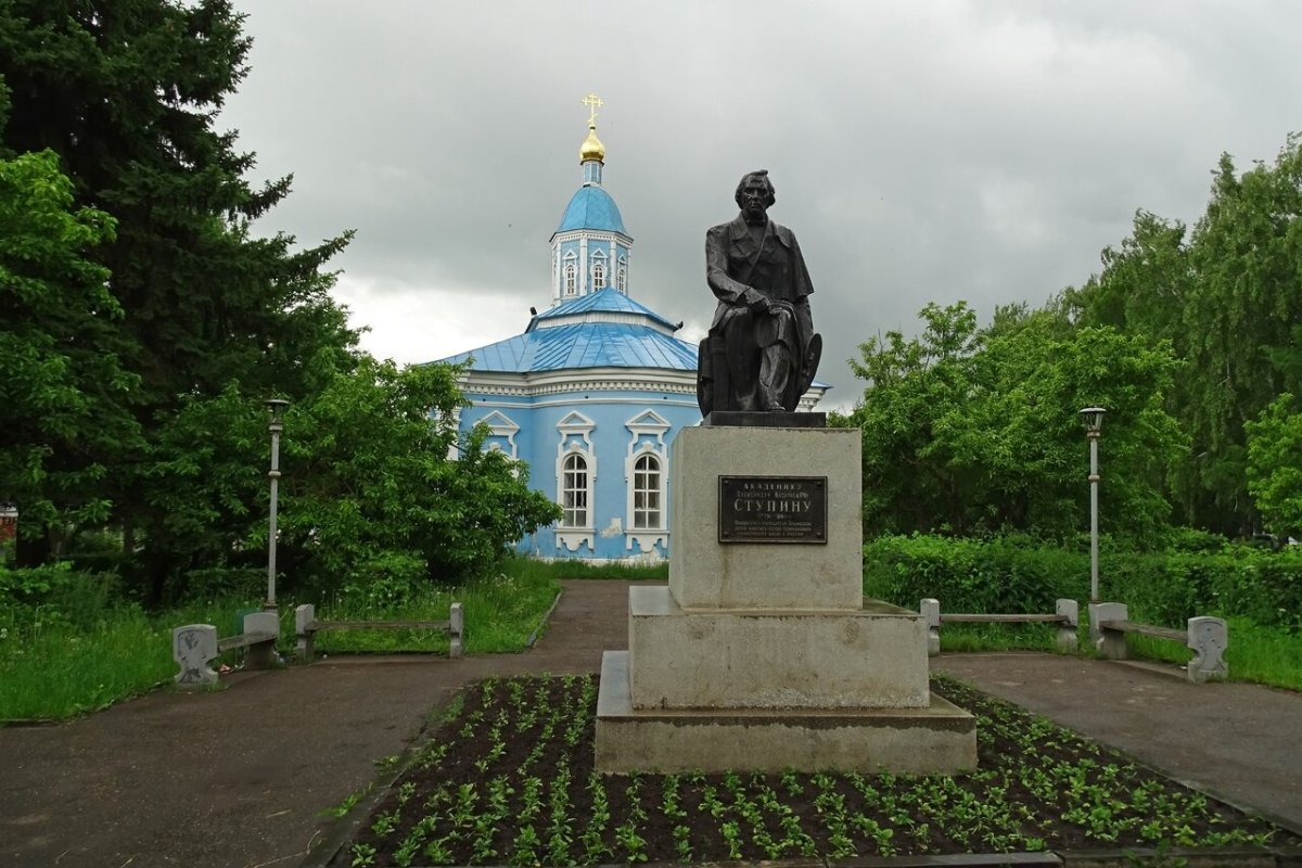 памятник гайдару в москве