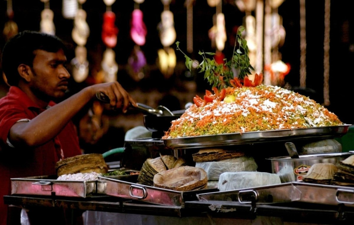 Уличная еда индии приготовленная на улице