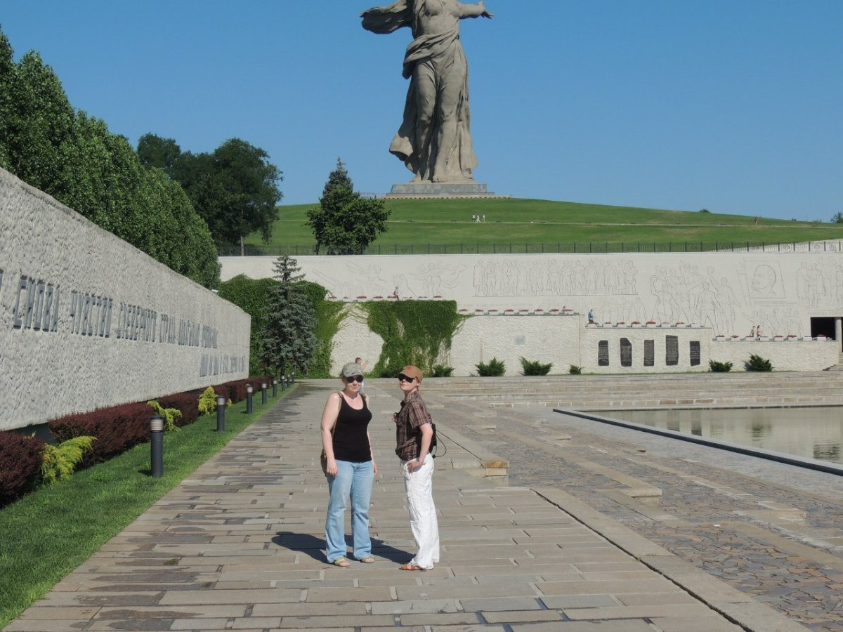 Мемориал в Волгограде на Мамаевом Кургане. Площадь героев на Мамаевом Кургане. Мамаев Курган водонапорные баки. Памятник воину на Мамаевом Кургане.