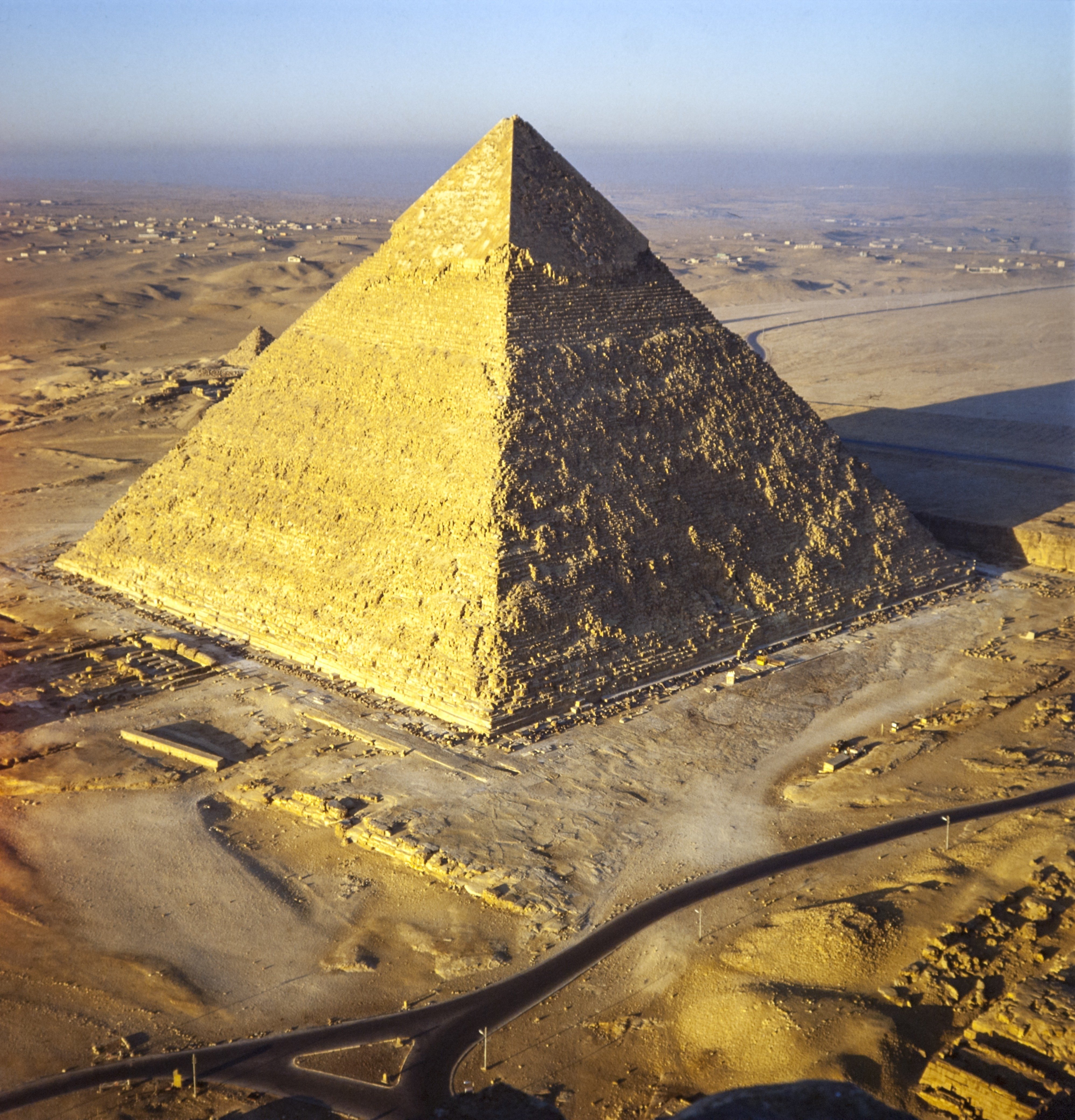 Что представляют собой египетские пирамиды. Великая пирамида Хеопса. Пирамида Хеопса Гиза. Пирамида Хеопса фото. Пирамида Хуфу.