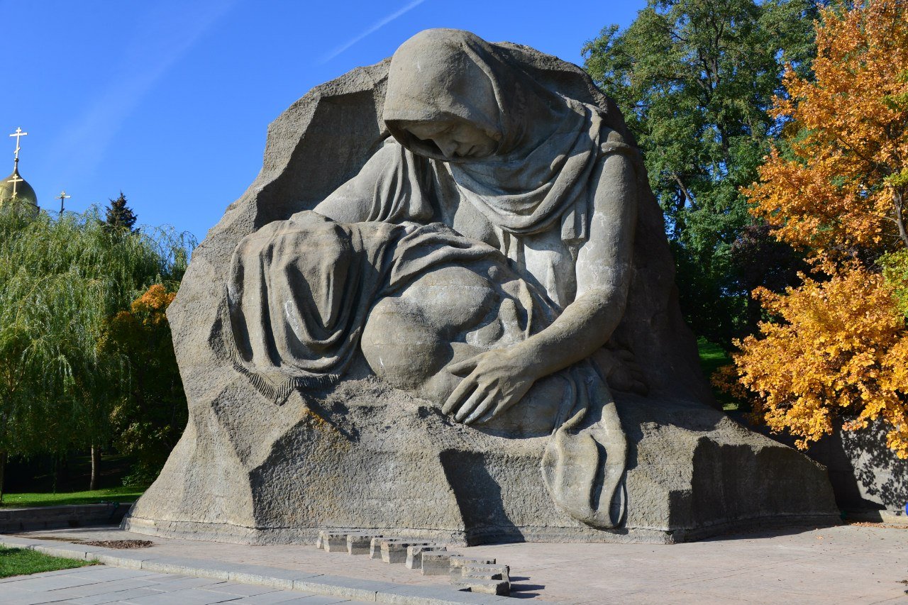 памятник матери в волгограде фото