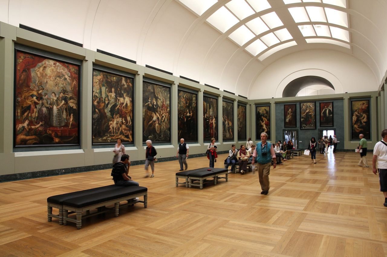 В каком музее лежит. Галерея Медичи в Лувре. Лувр зал художника. Музей Лувр в Париже экспонаты. Лувр французский музей живопись.