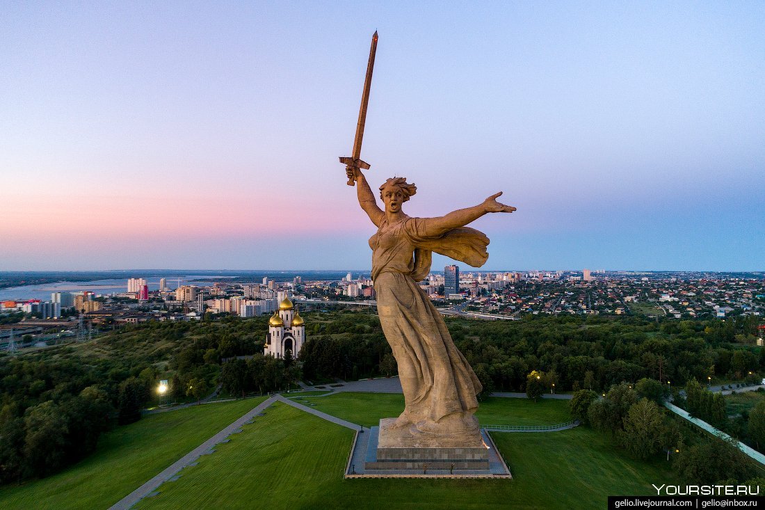 Памятник Родина мать в Волгограде