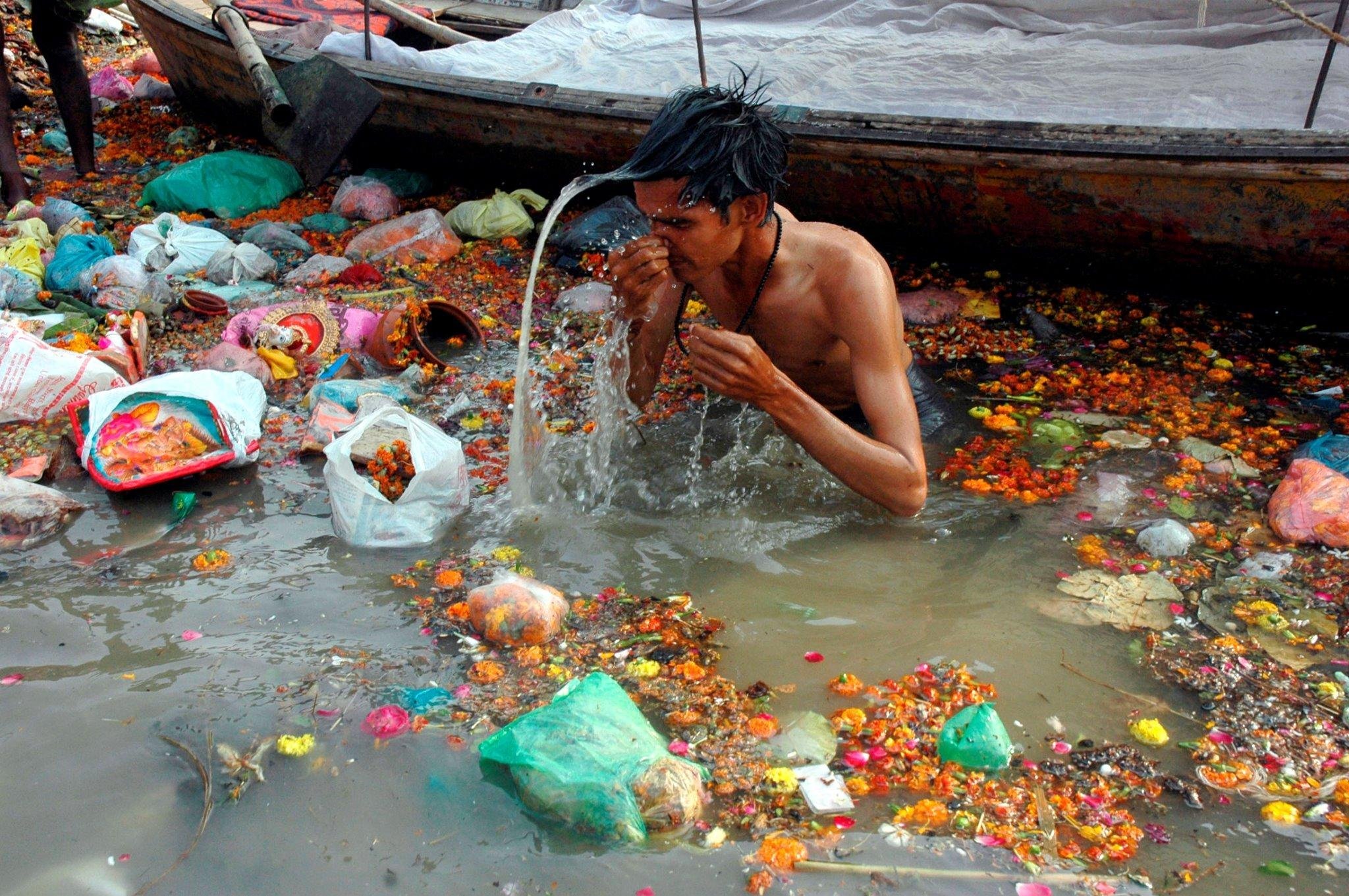 Идти в грязной воде. Река в Индии ганг самая грязная. Река ганг в Индии загрязнения. Река ганг Варанаси Индия. Священная река в Индии Ганга.
